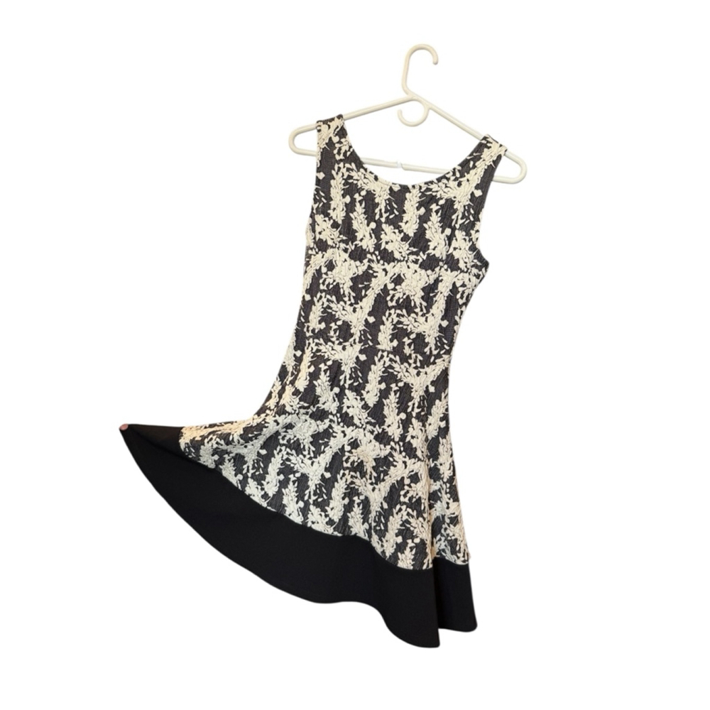Le Lis Knit Textured Dress XS Black White Flounce